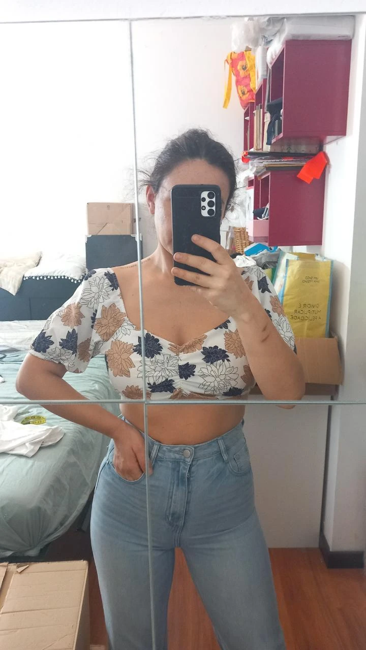 Top corto con flores / Diseño floral Talla M | Crop top florido, Talla M | Sin marca – photo 4